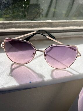 Stylish Women's Pink Gradient Sunglasses